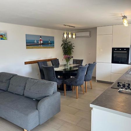 Apartment Verica In Duce - 20 Meters From The Beach Dugi Rat Exterior photo
