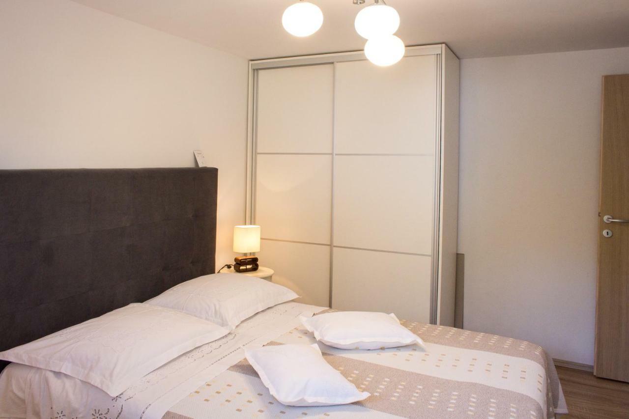 Apartment Verica In Duce - 20 Meters From The Beach Dugi Rat Exterior photo