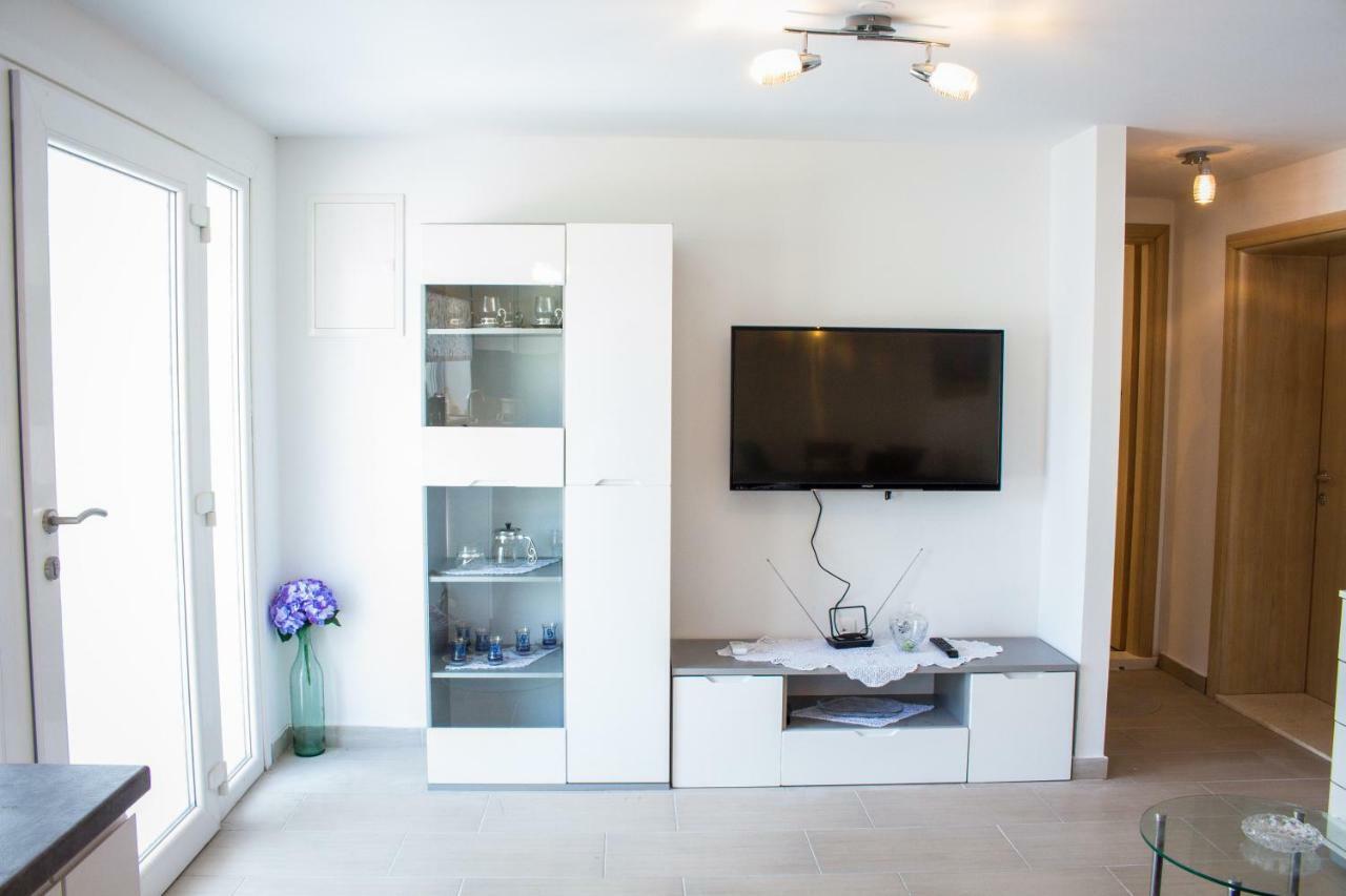 Apartment Verica In Duce - 20 Meters From The Beach Dugi Rat Exterior photo